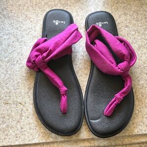Sanuk Women's pink/fushia Sandals
